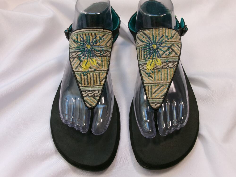 🔥Sanuk Women’s Embroidered Ankle Strap Sandals Tribal Floral Size 9